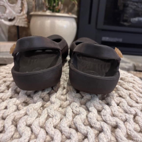 EUC Crocs Women's Jayna Slingback Ballet Flats SZ 8 w/ Flower Charm Gray Brown - Picture 9 of 11